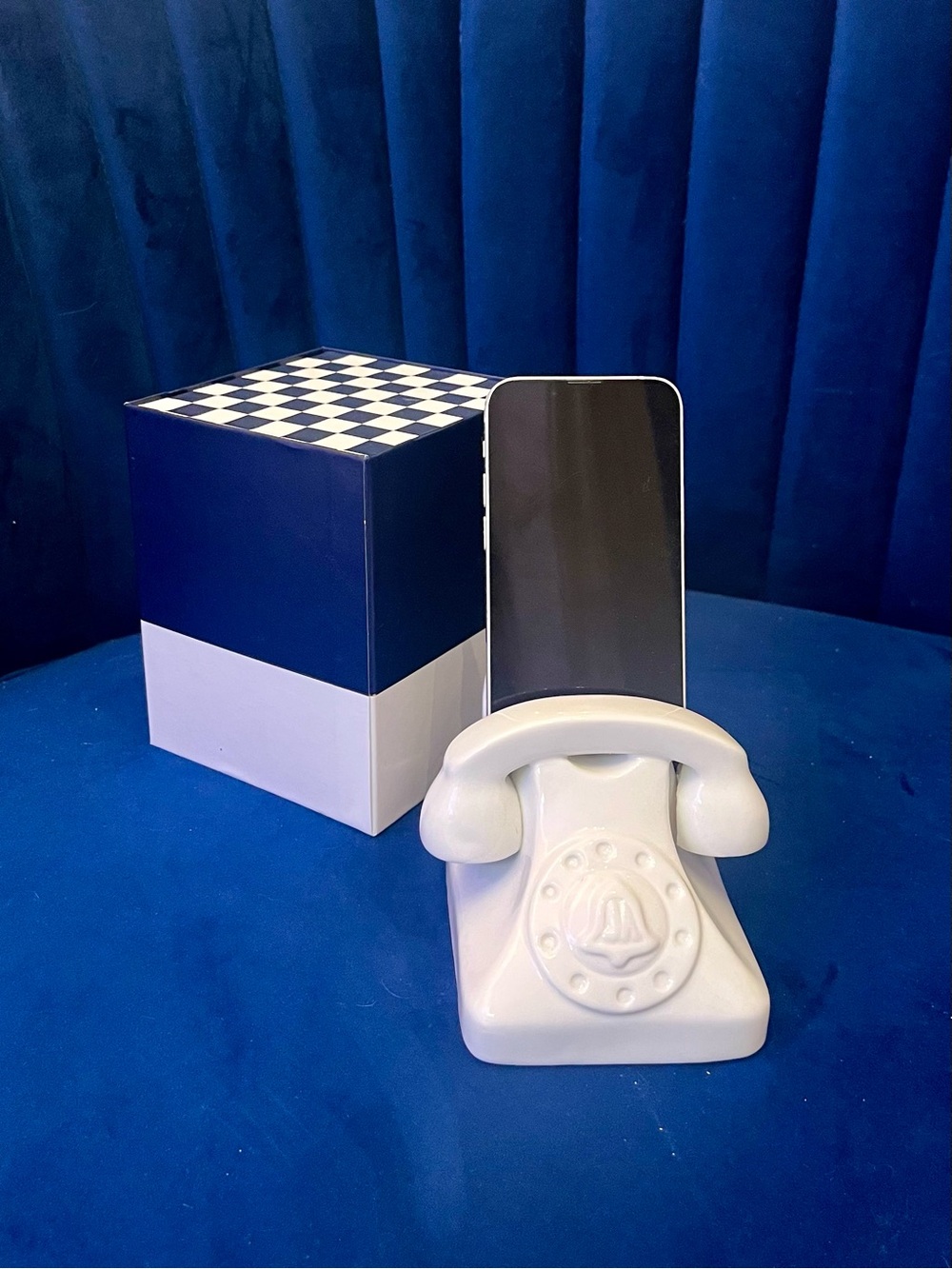 Jonathan Adler Glossy White Ceramic Retro Phone Docking & Charging Station - Picture 3 of 11